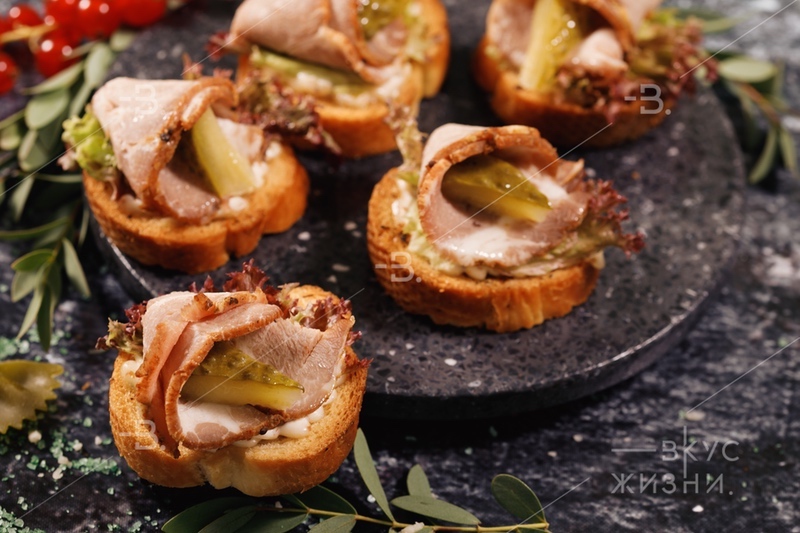 Брускетта с бужениной