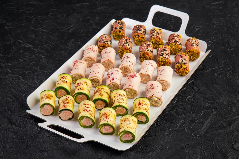 Набор канапе с рыбой, курицей и мясом