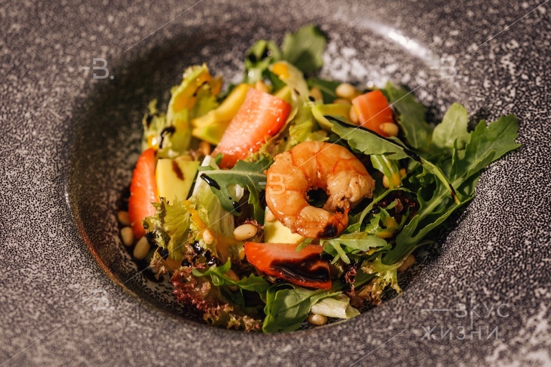 Салат Гамма с руколой, авокадо и креветками