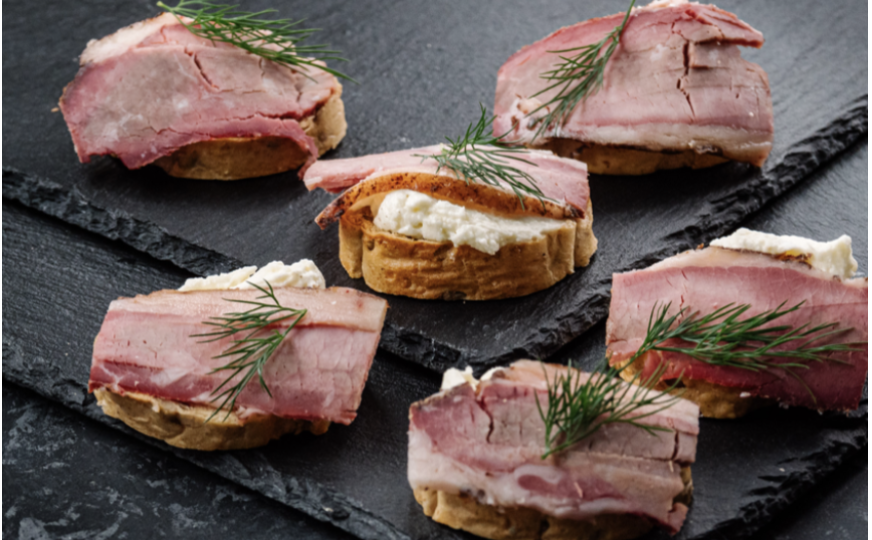 Брускетта с пастрами и муссом из Пармезана