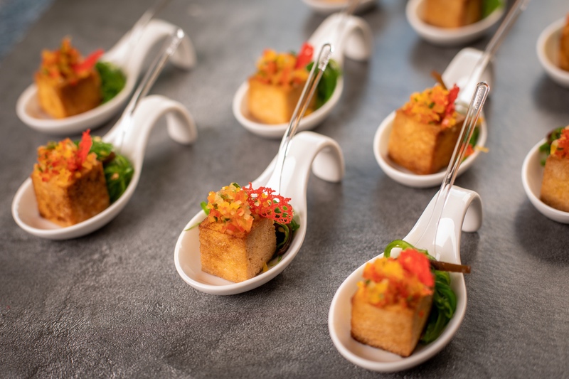 Канапе Тофу с овощным конкассе и водорослями Чука