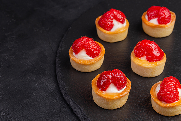Молекулярная малина с Фромаж Блан в песочной тарталетке