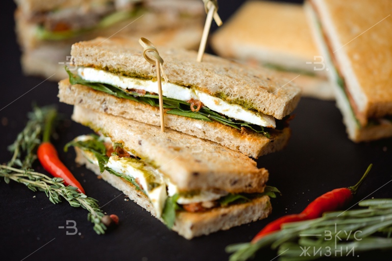 Мини-сэндвич с Моцареллой, Песто и руколой 