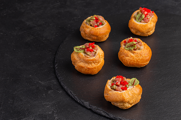 Профитроли с тар-таром из тунца и горчичной заправкой