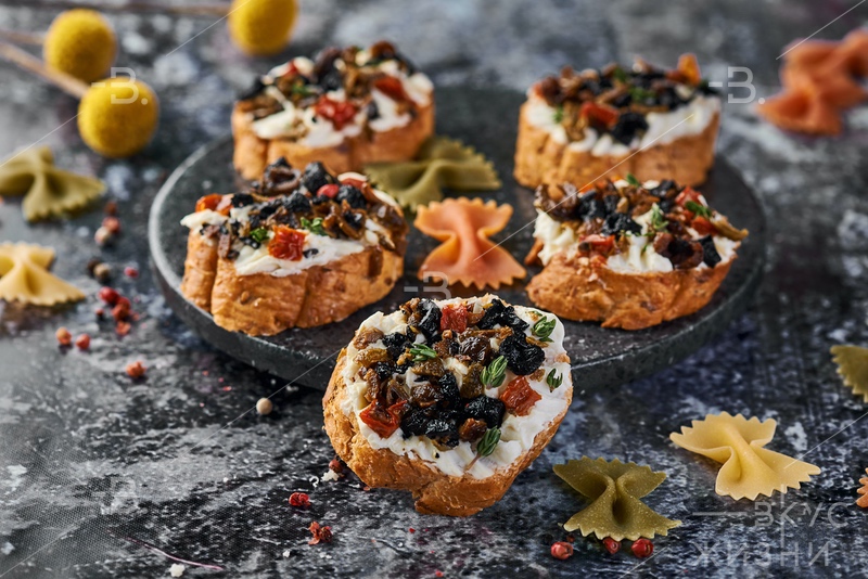 Брускетта по-сицилийски с вялеными томатами и оливками