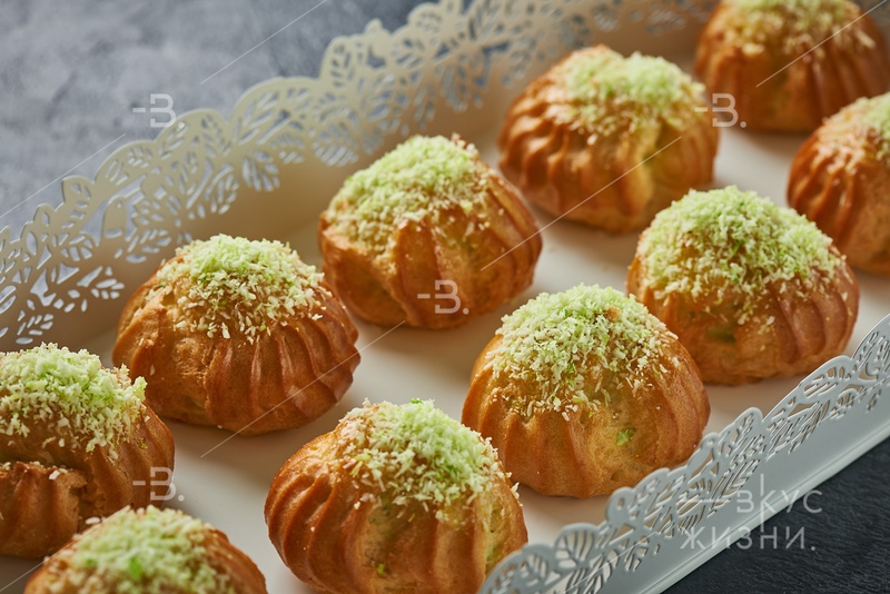 Профитролли с заварным кремом и фисташковой крошкой