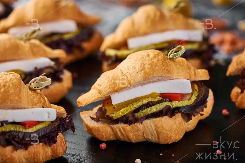 Мини-круассан с домашним сыром и сладким перцем 