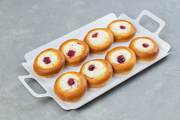 Ватрушка с творогом и вишней