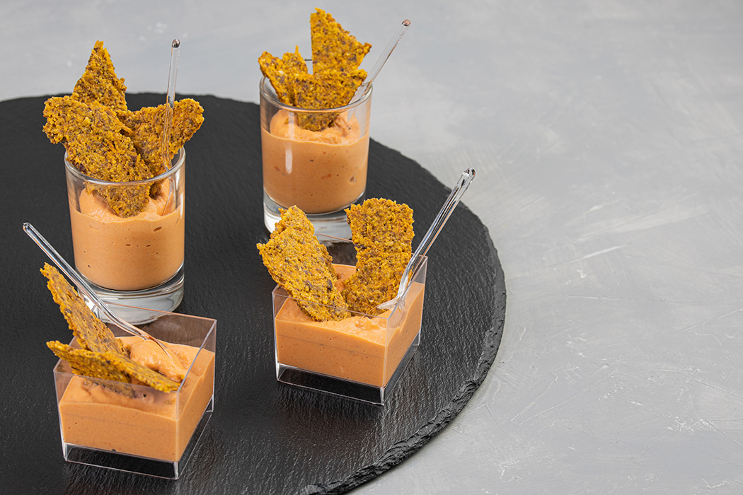 Морковнный хумус с хлебцами из батата