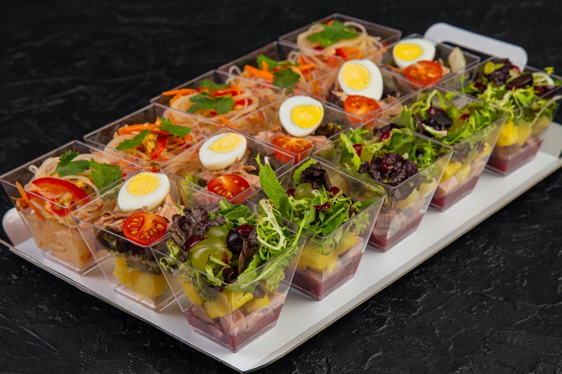 Трио салатов Азия с томленой уткой, куриным филе и тунец