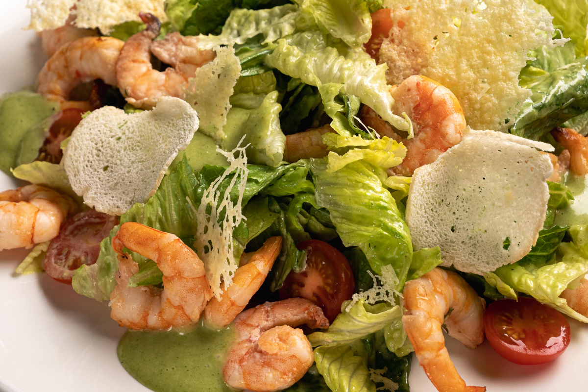 Салат Цезарь с креветками