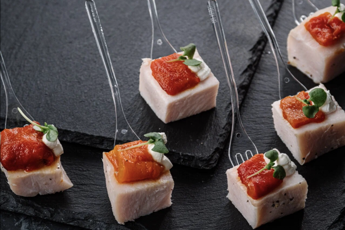 Канапе Пин из куриной грудки с запеченным перцем и кремом кокос