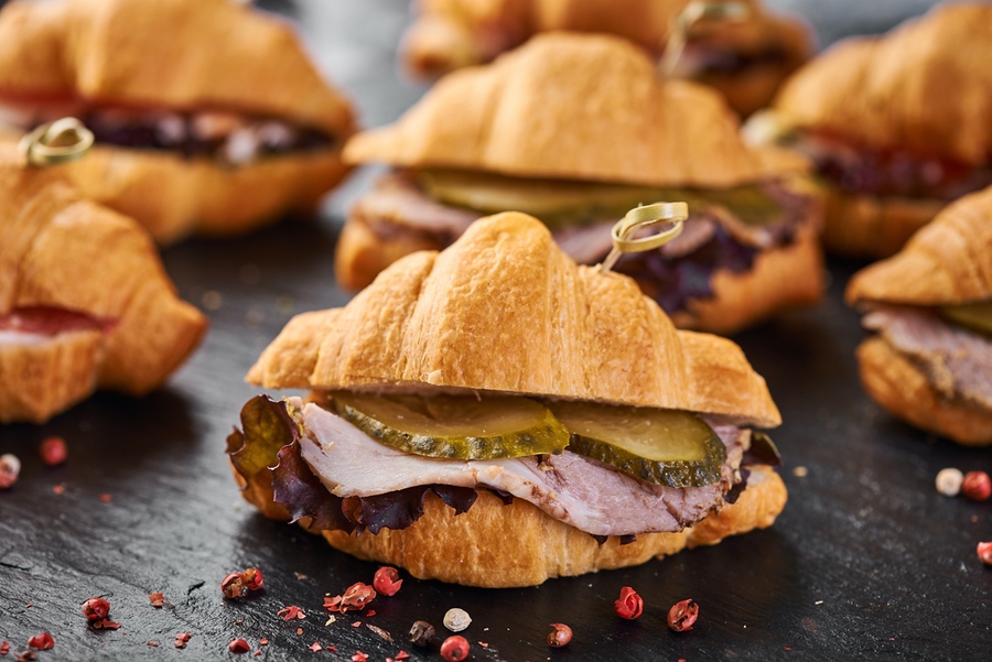 Мини-круассан с бужениной и маринованным огурцом 