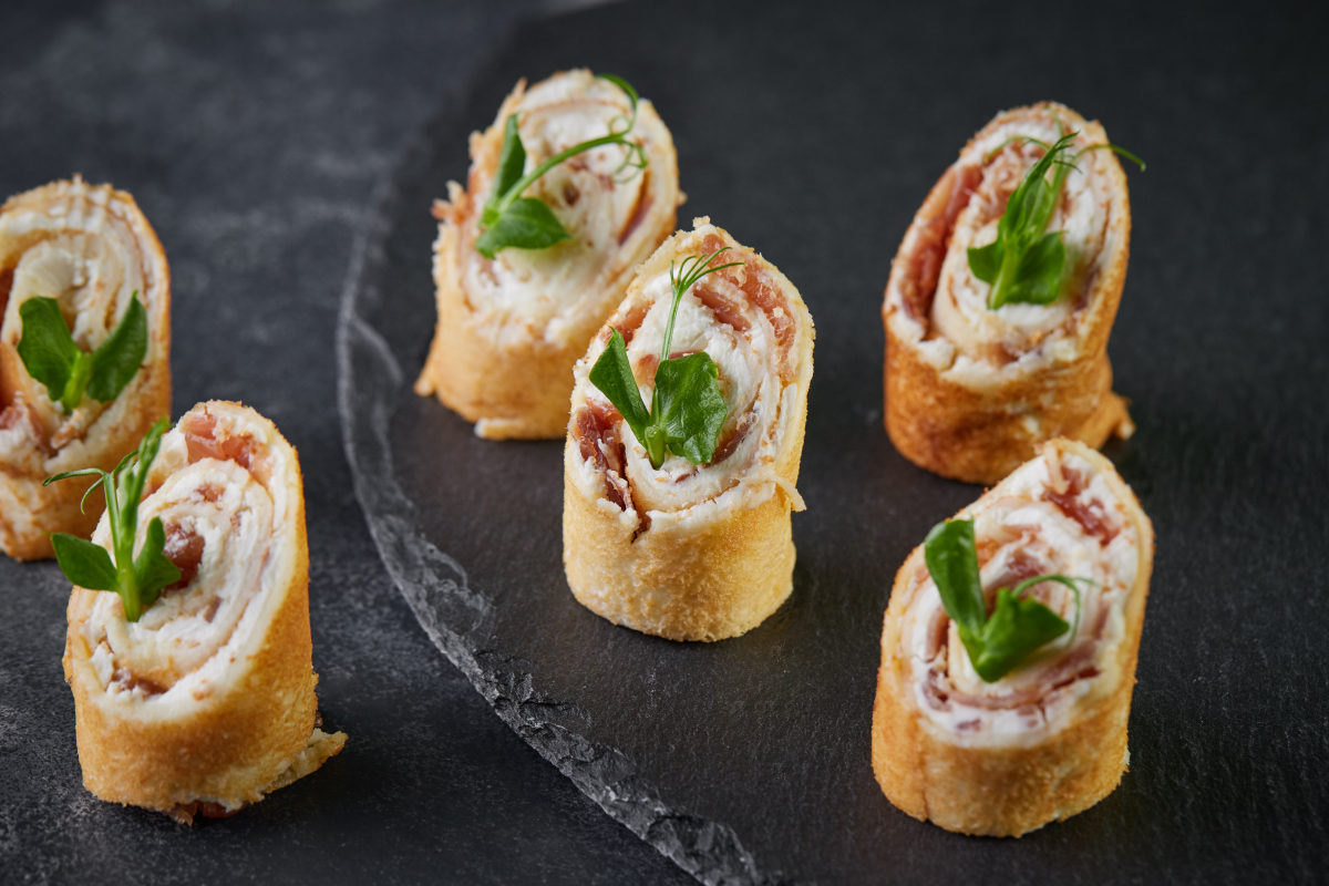 Канапе Блинный ролл со сливочным сыром и хамоном