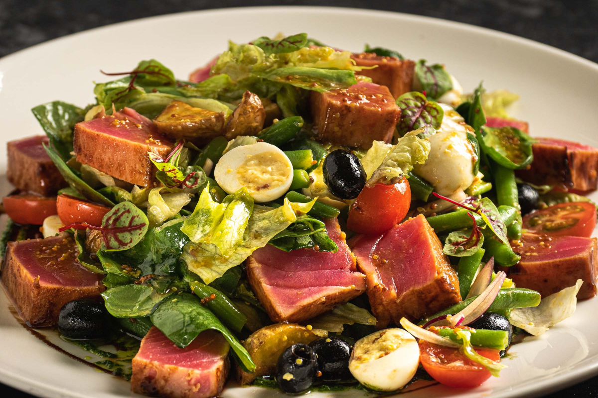 Салат Нисуаз с тунцом блюфин