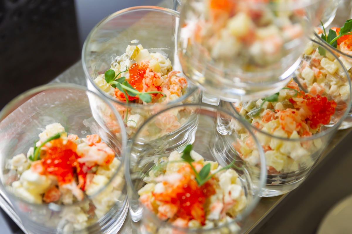 Салат «А-ля Столичный» с раковыми шейками и лососевым жемчугом 