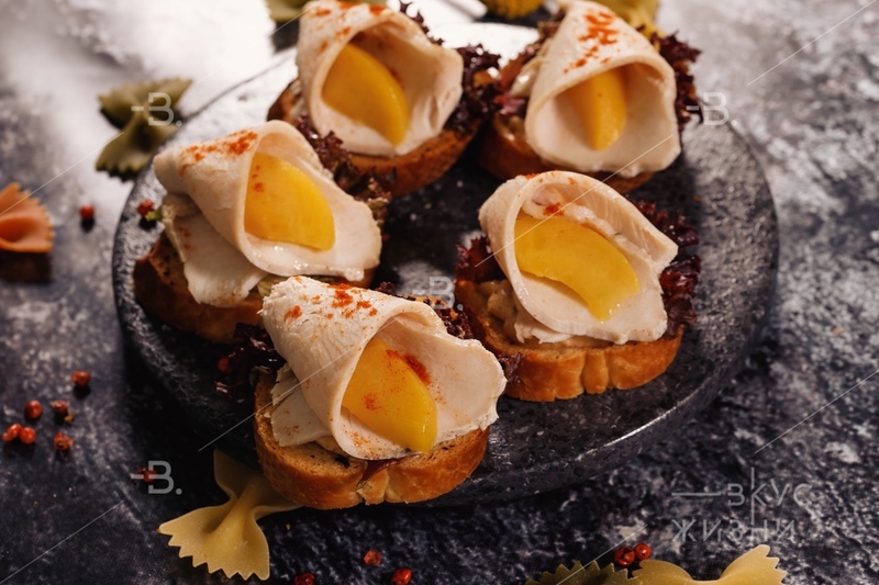 Брускетта с индейкой и сладким персиком