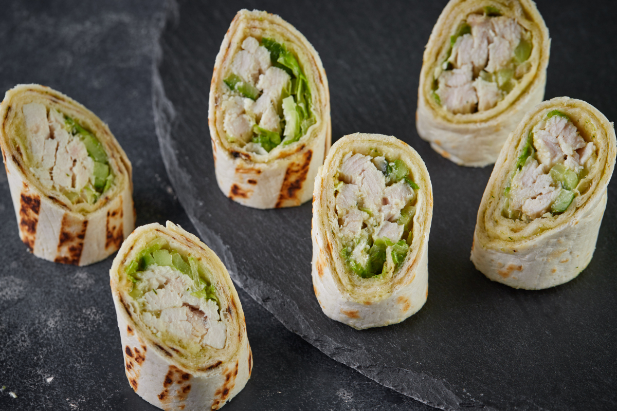 Цезарь Ролл с курицей в тортилье