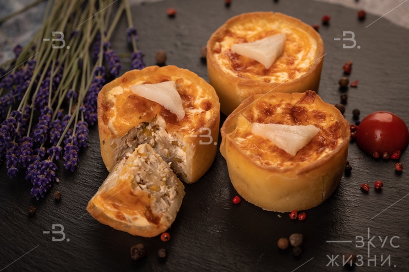 Мини-киш со шпинатом и кальмаром