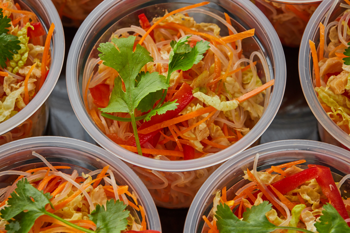 Салат из рисовой лапши с курицей и овощами Терияки