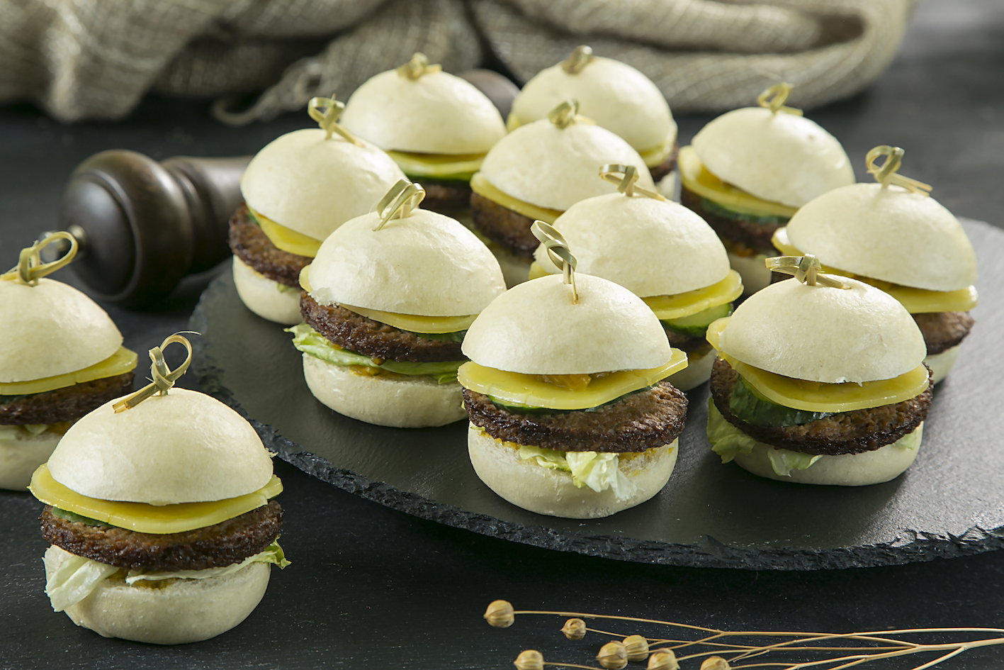 Мини бургер с котлетой из Хай Биф фарша