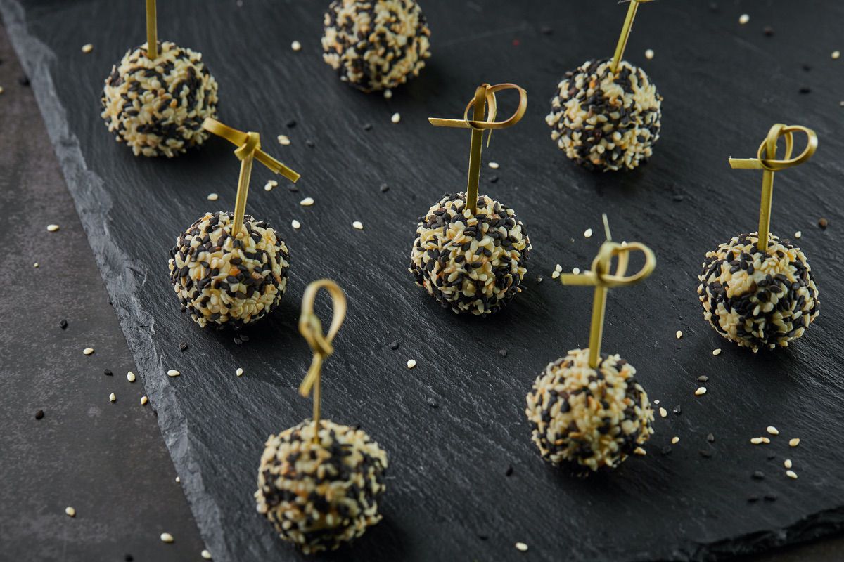 Канапе Чиз болл с виноградом и кунжутом