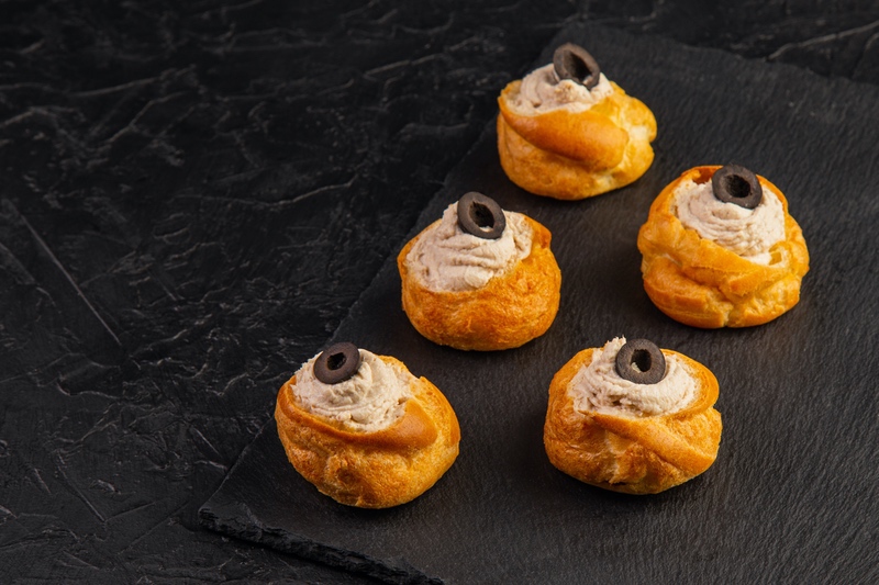 Профитроли с нежным муссом из тунца