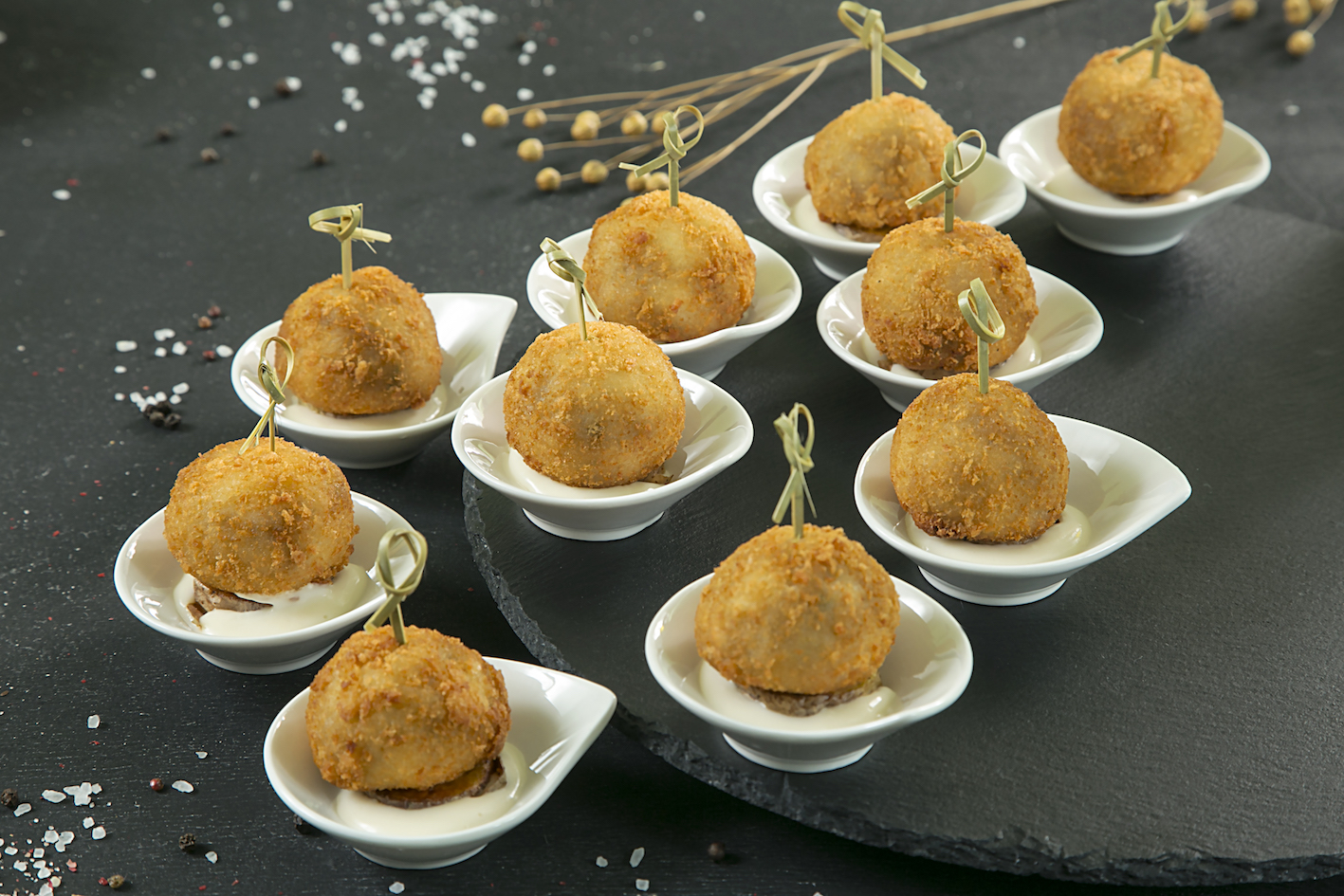 Картофельный крокет с Хайбиф фаршем и сырным соусом