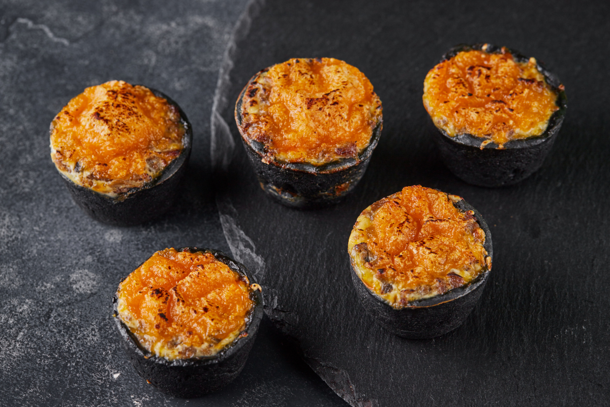 Мини-киш с растительным мясом на черном тесте