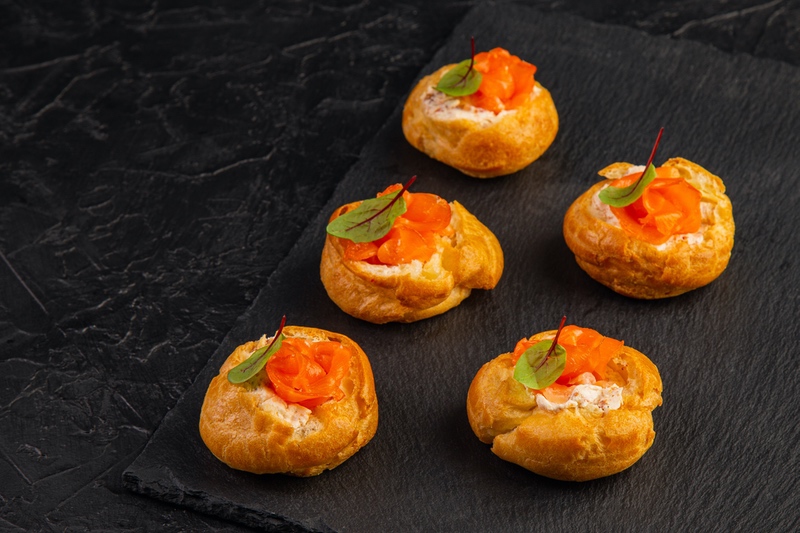 Профитроли с нежным лососем с/с и сливочным сыром