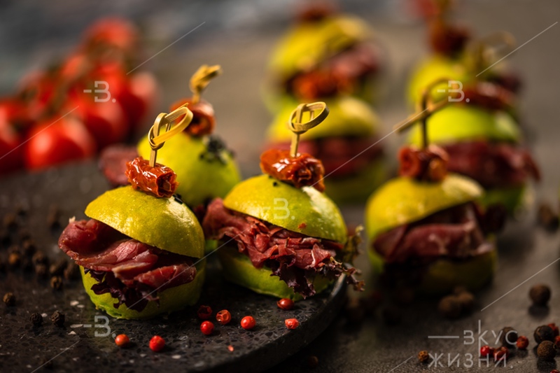 Мини бургер с брезаолой (сэндвич)