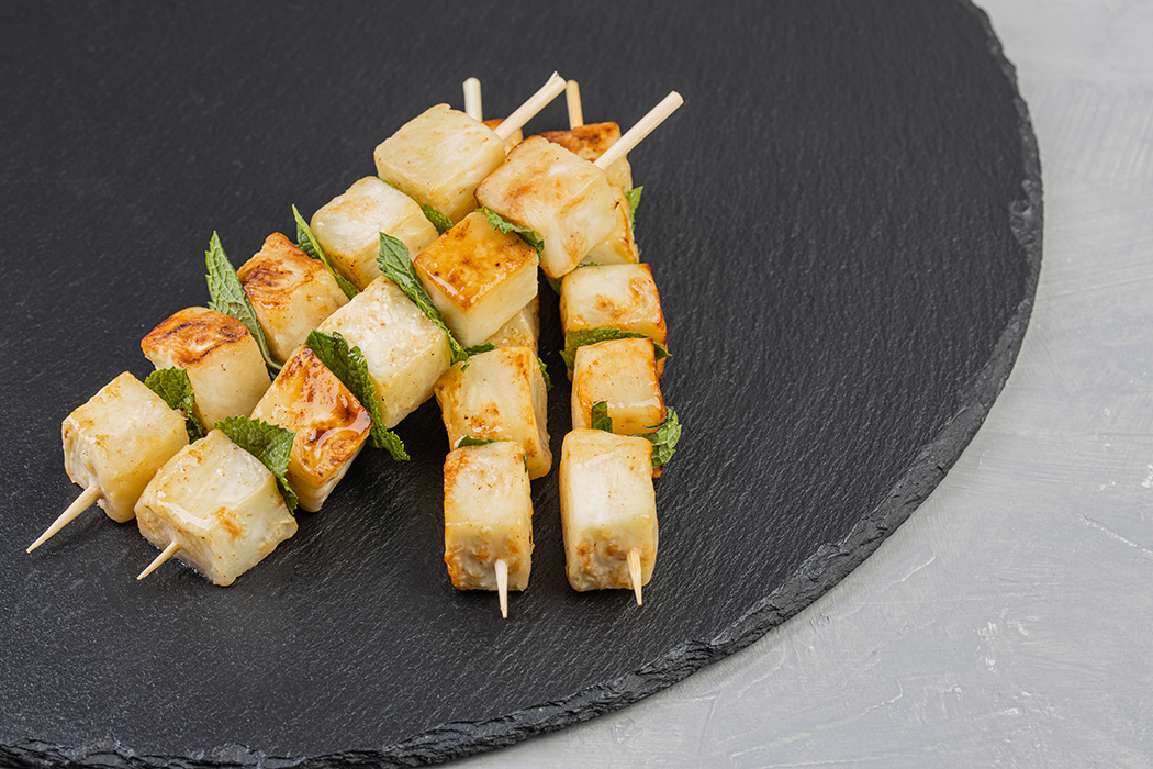 Жареный корень сельдерея на шпажках