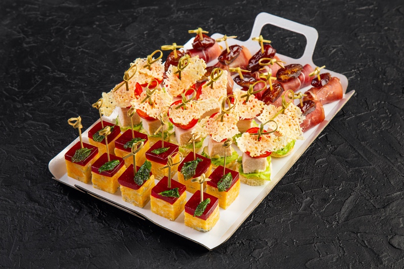 Канапе с пармской ветчиной, курицей и сырным террином