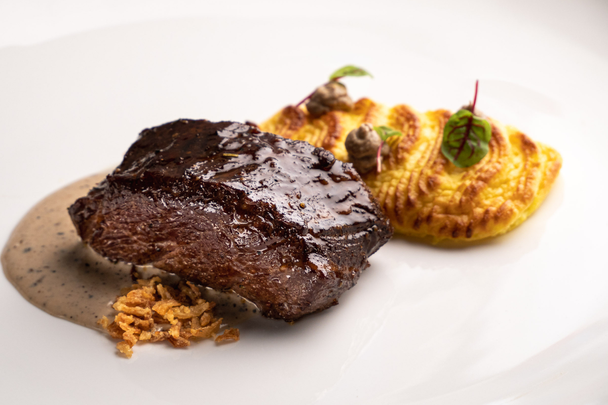 Биф-стейк с картофелем дюшес