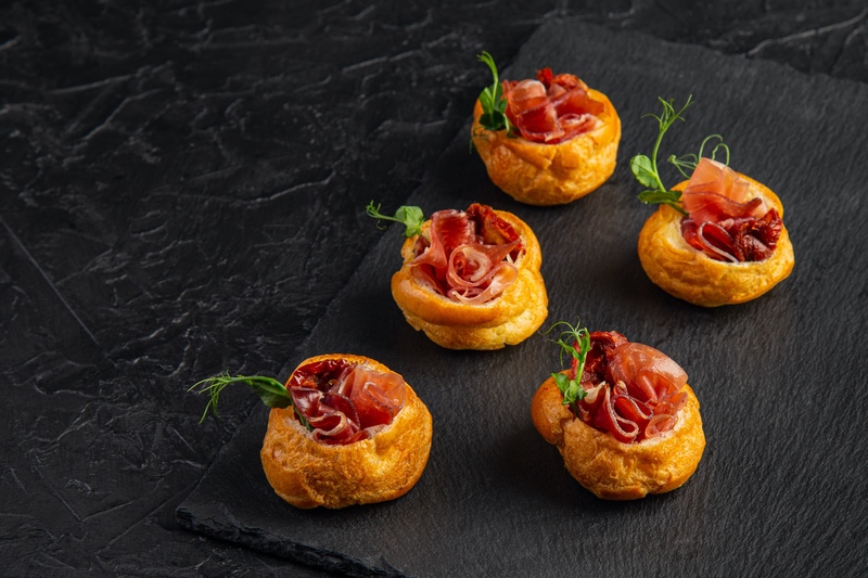 Профитроли с пармской ветчиной и вяленым томатом