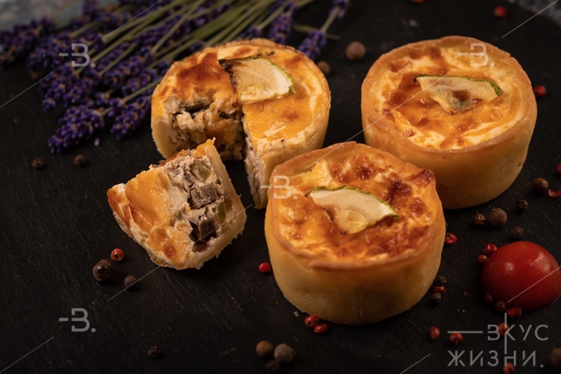 Мини-киш с ростбифом и цукини