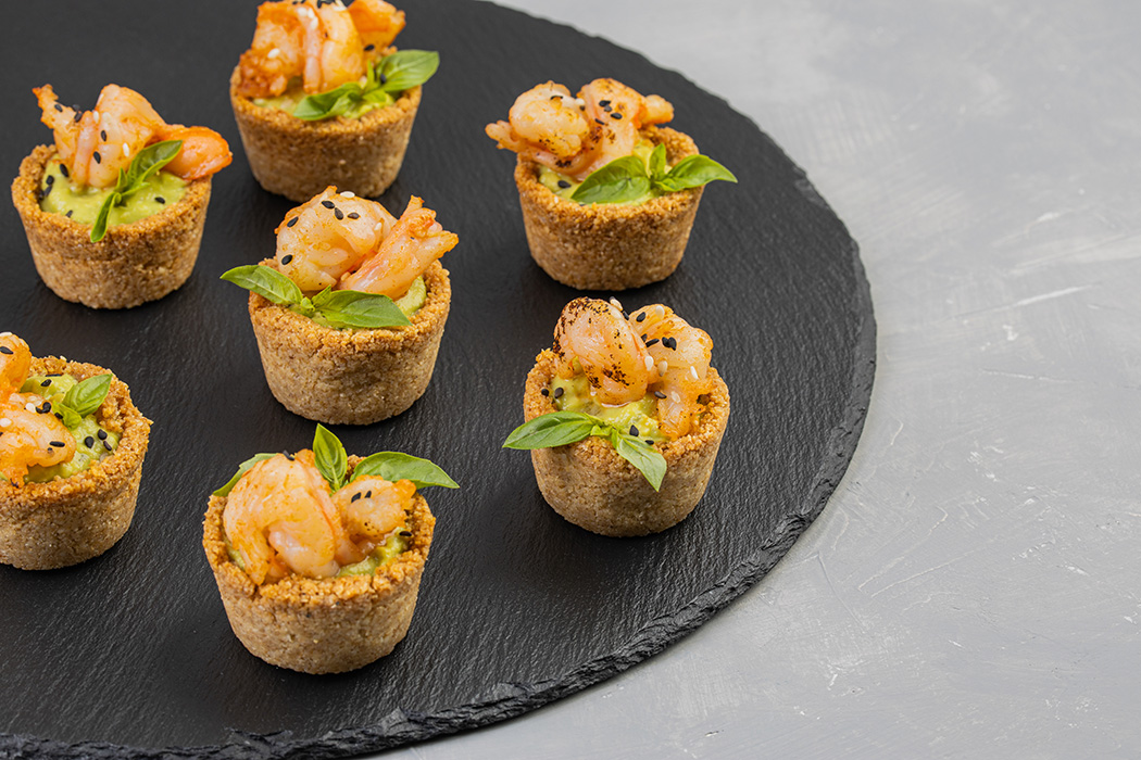 Тарталетка с авокадо и креветками