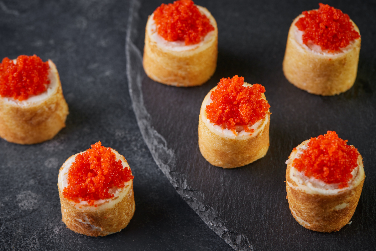 Канапе Блинный ролл со сливочным сыром и красной масаго