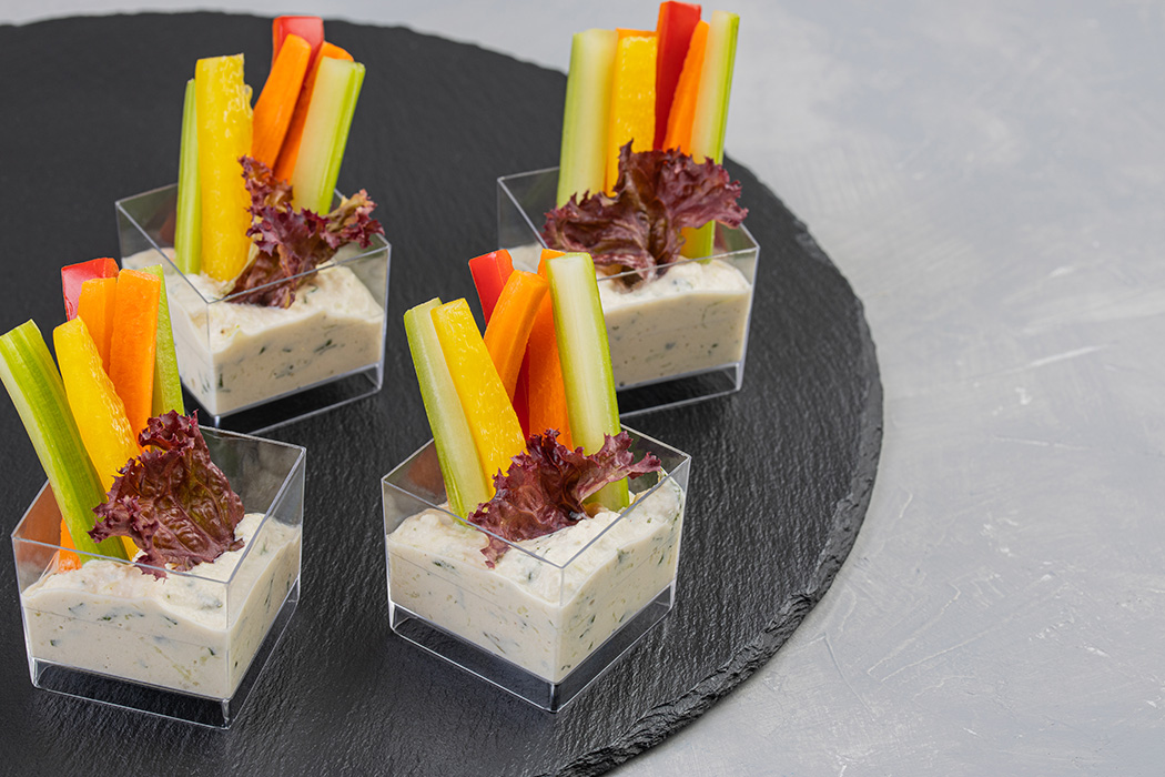 Овощные палочки с кешью дзадзыки