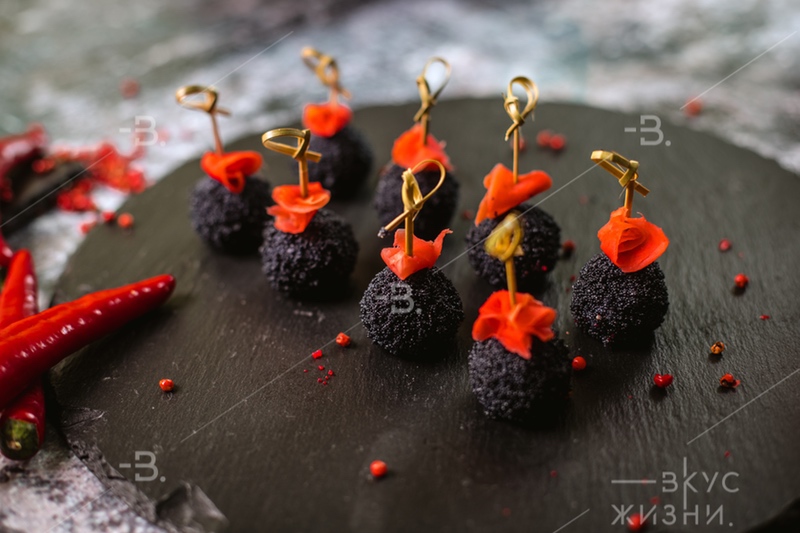 Канапе Чиз болл с Тунцом и черным Тобико