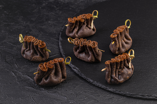 Шоколадные блины с вишней