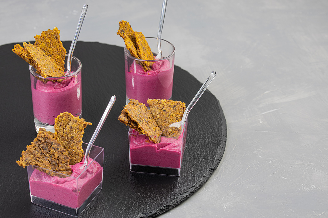 Хумус свекольный с хлебцами из батата