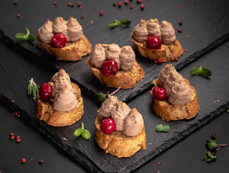 Брускетта с фуагра и пряной вишней