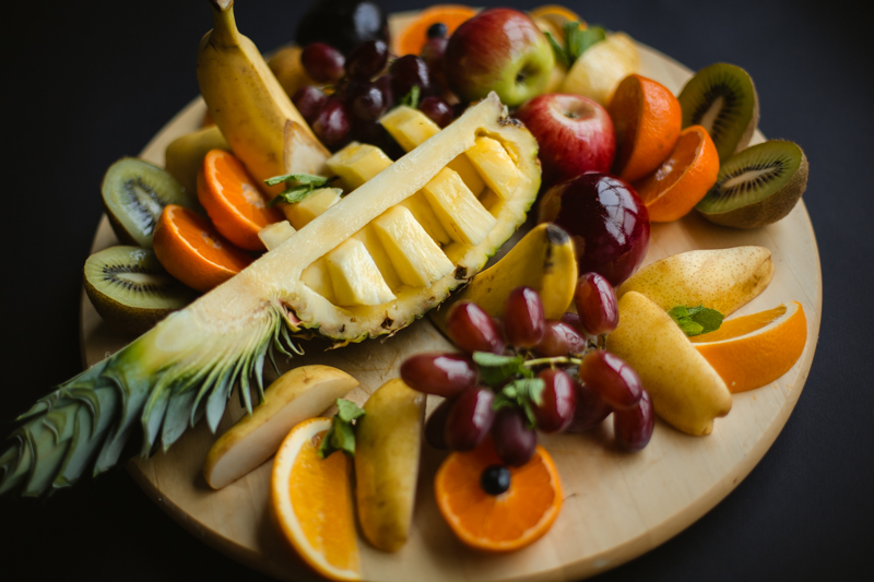 Фруктовая тарелка с ананасом