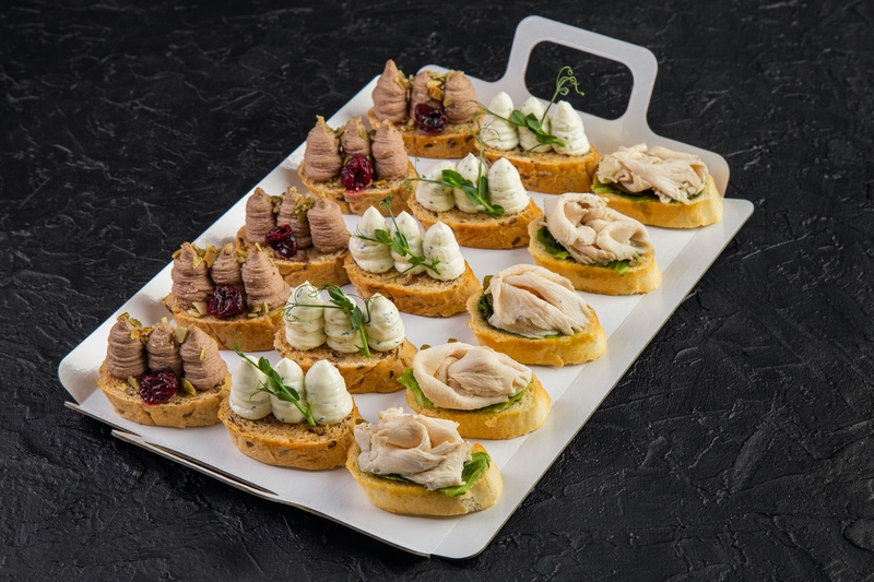 Сет с брускеттами с муссами и курицы су-вид