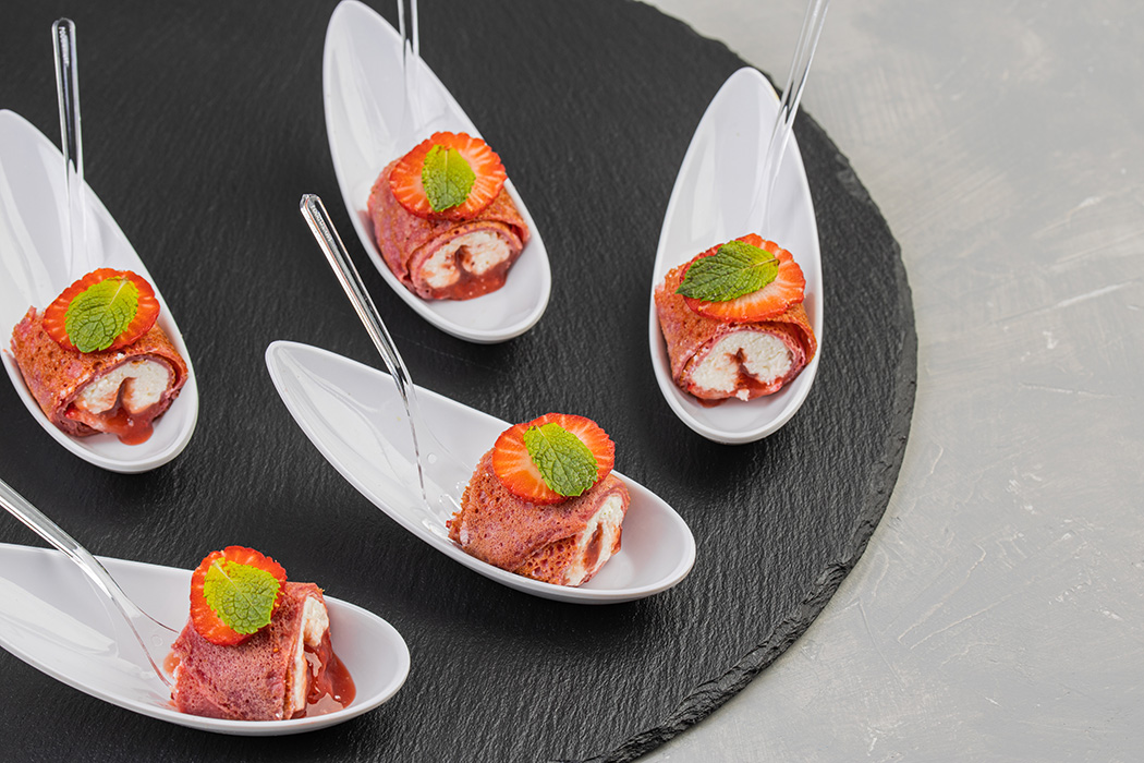 Розовый блинный ролл с творогом и клубникой