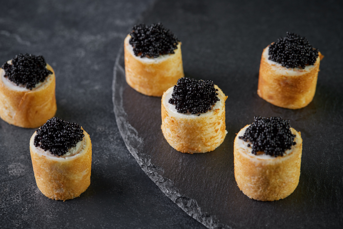 Канапе Блинный ролл со сливочным сыром и черной масаго