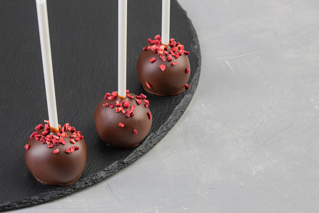 Кейк попсы из шоколадного б/г бисквита с сублимированной малиной