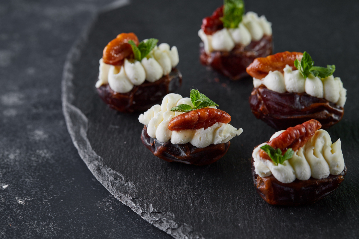 Конфета из фиников с грецким орехом