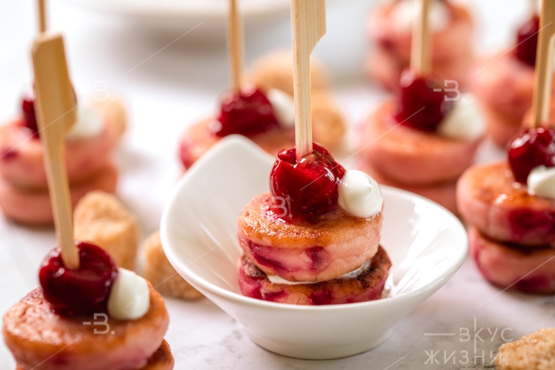 Мини-сырники с вишней 